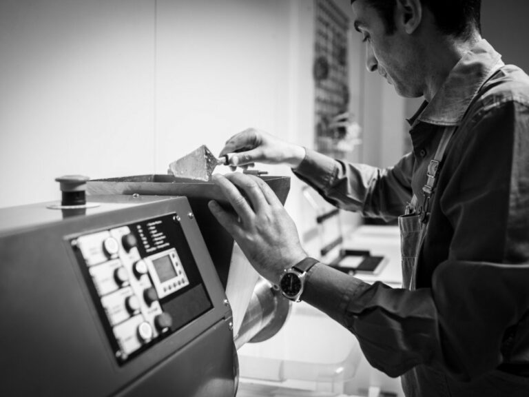 Abdelrhani Azzab, Elaboration du savon Pavé de Nancy, Savonnerie Berga'Sens, Nancy 2014. reportage d'entreprise