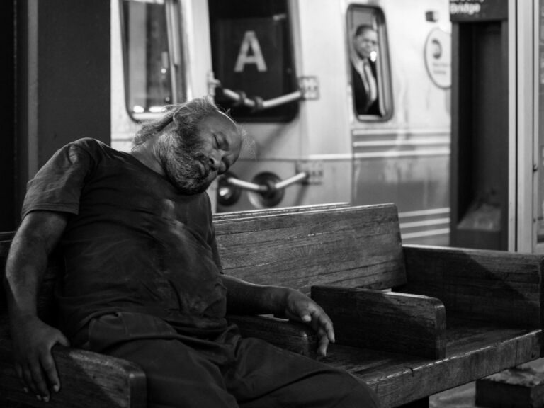 Homme dormant dans le métro à Brooklyn Station