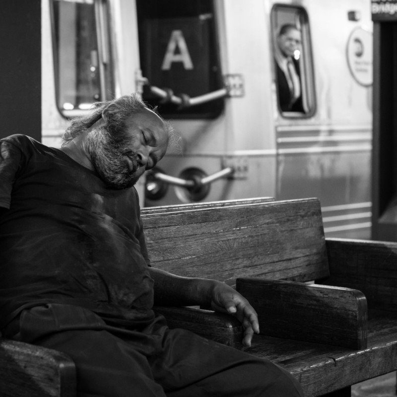Homme dormant dans le métro à Brooklyn Station