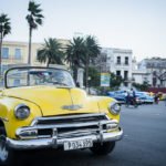 Vieille cadillac le long du Malecon