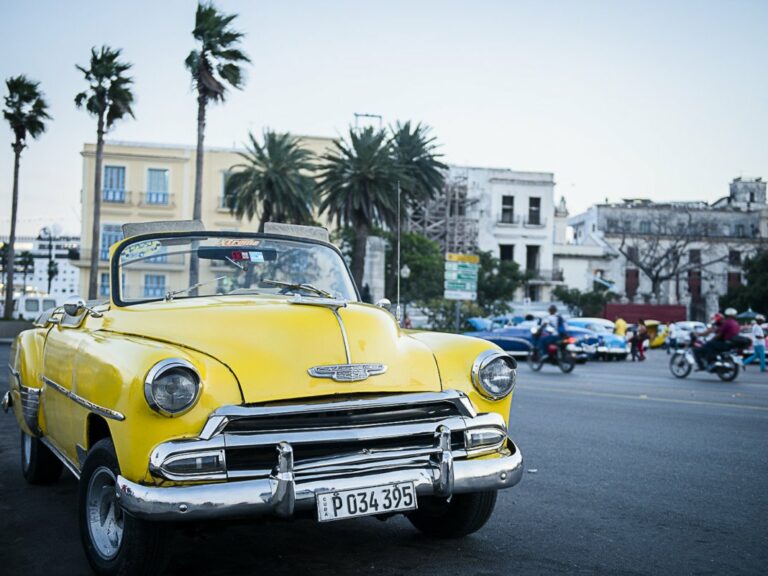 Vieille cadillac le long du Malecon