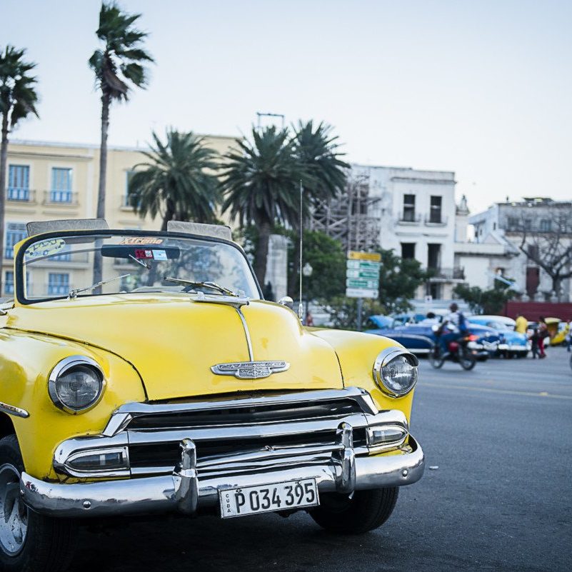 Vieille cadillac le long du Malecon