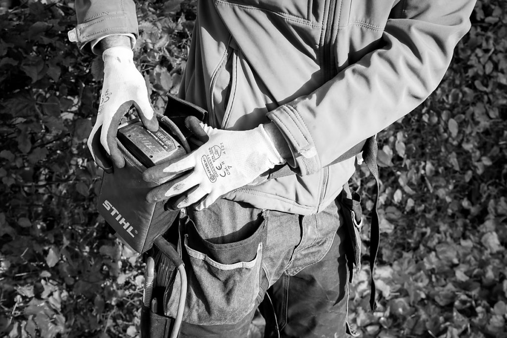 Outillage de jardin sur batterie électrique. Design Extérieur. reportage en noir et blanc. Aurore Delsoir photographe d'entreprise. Reportage d'entreprise