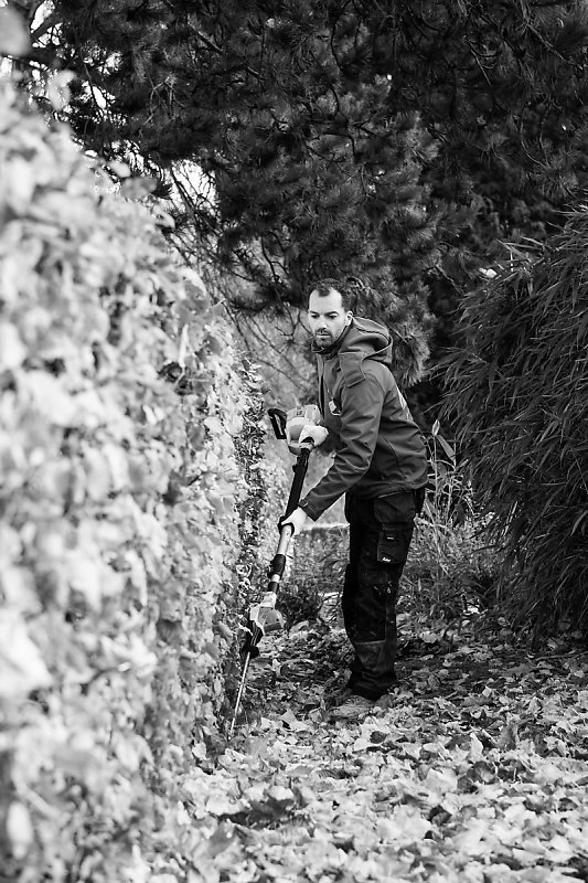 Aurore Delsoir, photographe d'entreprise : Design extérieur, portrait noir et blanc en lumière naturelle. Namur, novembre 2018.