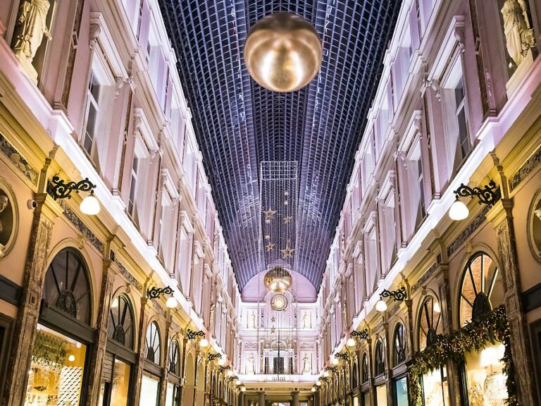 Galerie de la Reine, Bal masqué pour une fête de fin d'année au théâtre du Vaudeville. Evénements d'entreprise, Aurore Delsoir Photographe d'entreprise