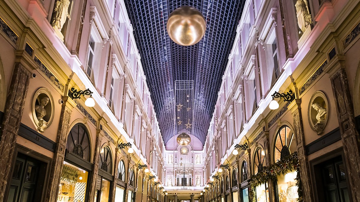 Galerie de la Reine, Bal masqué pour une fête de fin d'année au théâtre du Vaudeville. Evénements d'entreprise, Aurore Delsoir Photographe d'entreprise