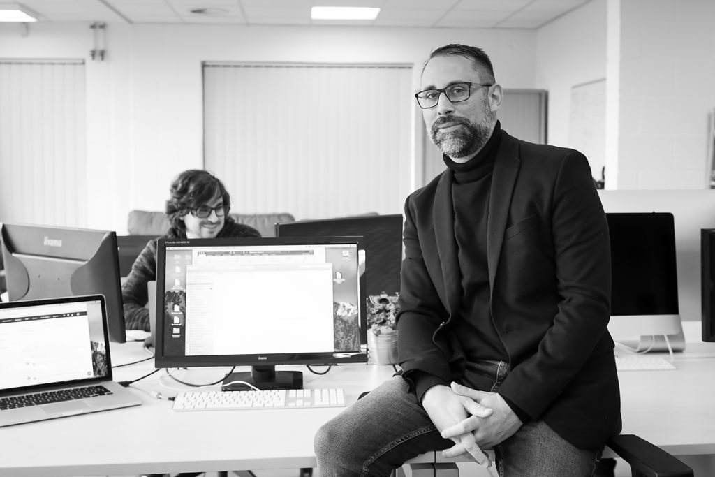 Portrait de Michaël Debecker, Agence de communication Poush, Aurore Delsoir, Photographe d'entreprise. Optimiser-le-référencement-de-vos-images-et-photos