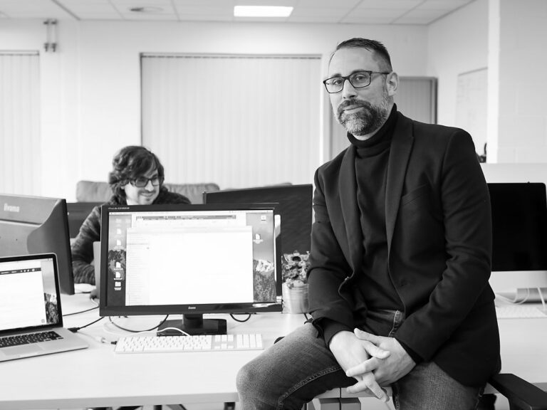 Portrait de Michaël Debecker, Agence de communication Poush, Aurore Delsoir, Photographe d'entreprise. Optimiser-le-référencement-de-vos-images-et-photos