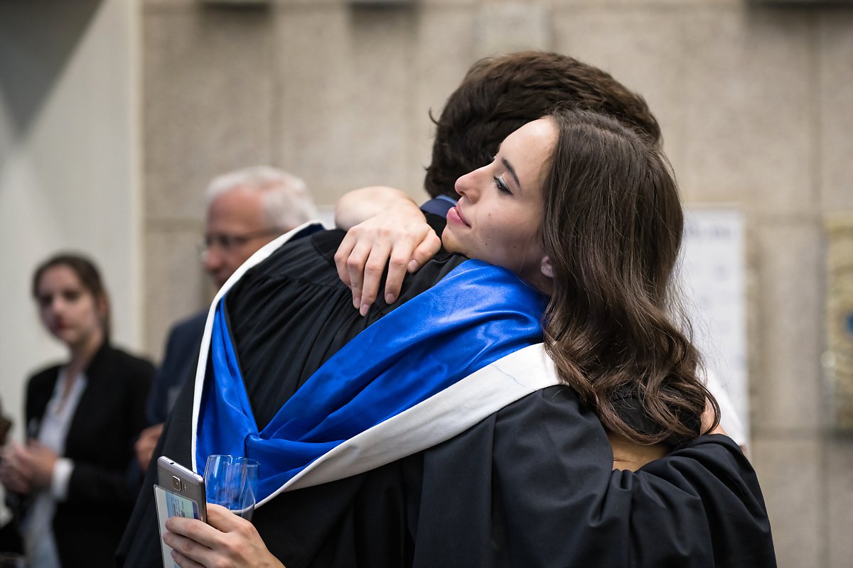 Proclamation de la promotion de l'année 2017-2018, Institut d'Etudes Européennes (IEE -ULB), Bruxelles. Aurore Delsoir Photographe d'entreprise. Reportage, préparatifs, discours et finale. Lumière naturelle. Salle Eugène Dupréel, ULB.