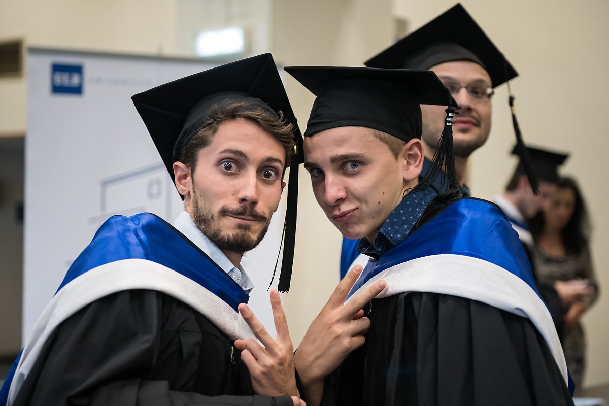 Proclamation de la promotion de l'année 2017-2018, Institut d'Etudes Européennes (IEE -ULB), Bruxelles. Aurore Delsoir Photographe d'entreprise. Reportage, préparatifs, discours et finale. Lumière naturelle. Salle Eugène Dupréel, ULB.