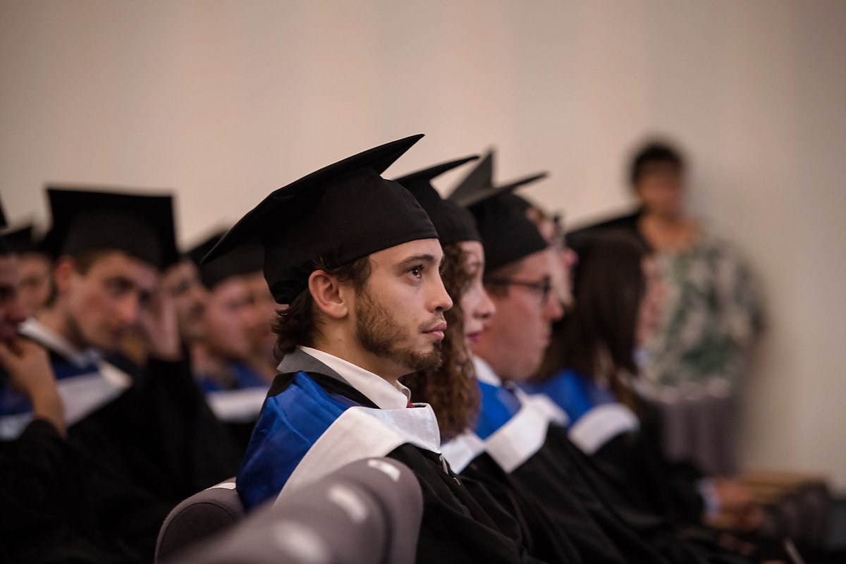 Proclamation de la promotion de l'année 2017-2018, Institut d'Etudes Européennes (IEE -ULB), Bruxelles. Aurore Delsoir Photographe d'entreprise. Reportage, préparatifs, discours et finale. Lumière naturelle. Salle Eugène Dupréel, ULB.