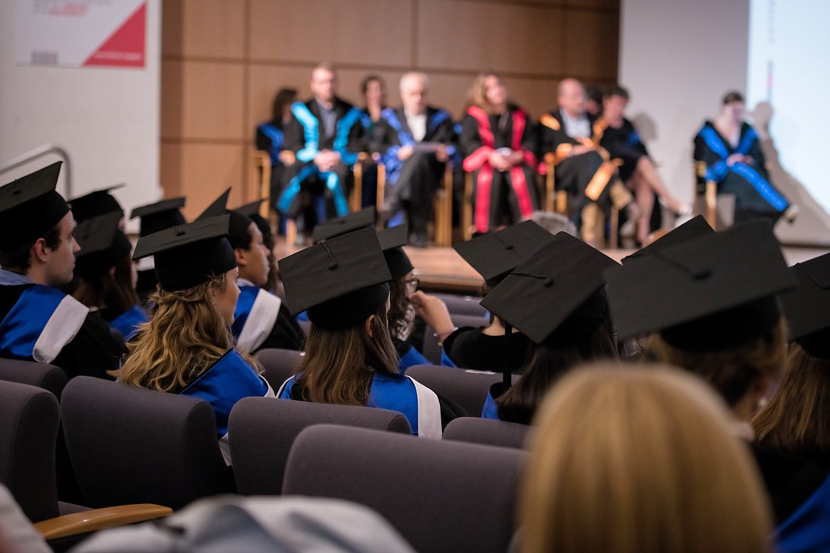 Proclamation de la promotion de l'année 2017-2018, Institut d'Etudes Européennes (IEE -ULB), Bruxelles. Aurore Delsoir Photographe d'entreprise. Reportage, préparatifs, discours et finale. Lumière naturelle. Salle Eugène Dupréel, ULB.