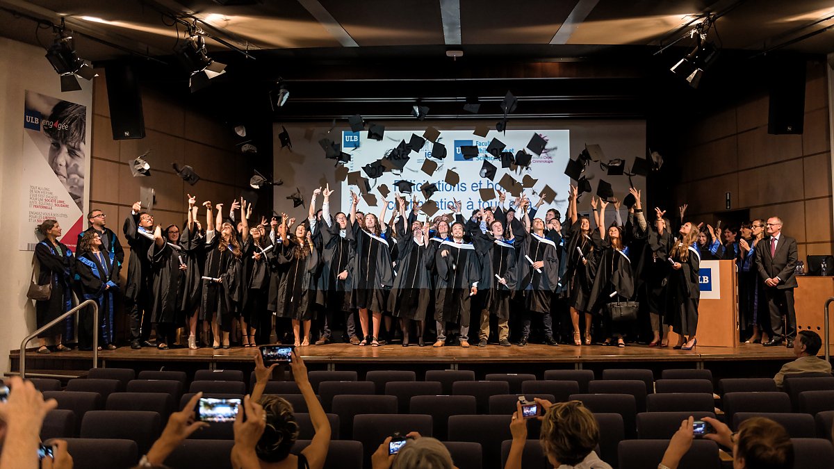 Proclamation de la promotion de l'année 2017-2018, Institut d'Etudes Européennes (IEE -ULB), Bruxelles. Aurore Delsoir Photographe d'entreprise. Reportage, préparatifs, discours et finale. Lumière naturelle. Salle Eugène Dupréel, ULB.