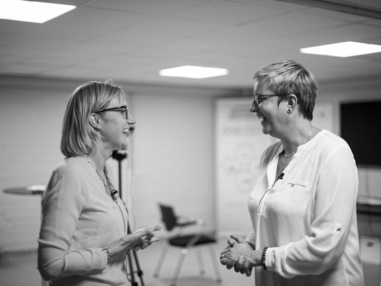 Organisation du 2ème LinkeInd local Namur ou comment rendre réels vos contacts professionnels virtuels. Instantanés et reportage en couleurs par Aurore Delsoir photographe d'entreprise.