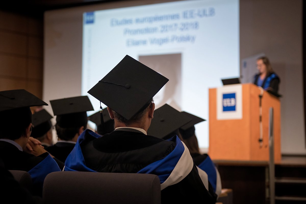 Proclamation de la promotion de l'année 2017-2018, Institut d'Etudes Européennes (IEE -ULB), Bruxelles. Aurore Delsoir Photographe d'entreprise. Reportage, préparatifs, discours et finale. Lumière naturelle. Salle Eugène Dupréel, ULB.