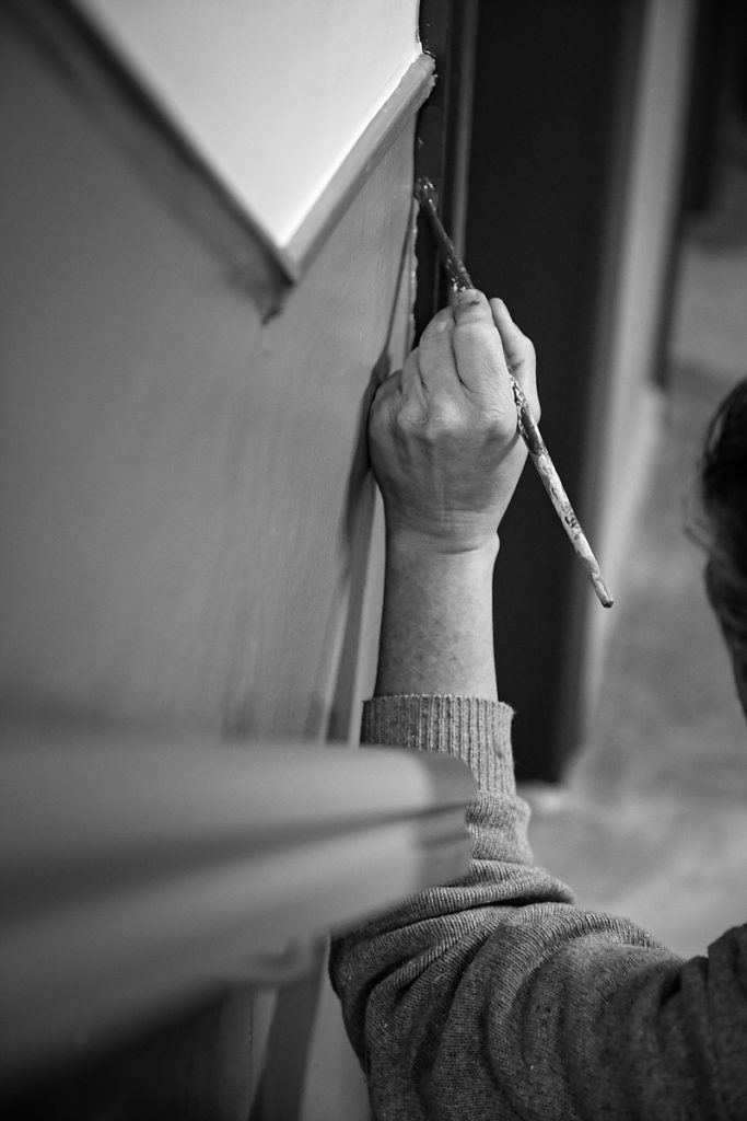 Travail de peinture, Portrait d'entrepreneur, Christian Delhausse, Couleur Passion. Portrait noir et blanc, lumière naturelle. Aurore Delsoir Photographe d'entreprise