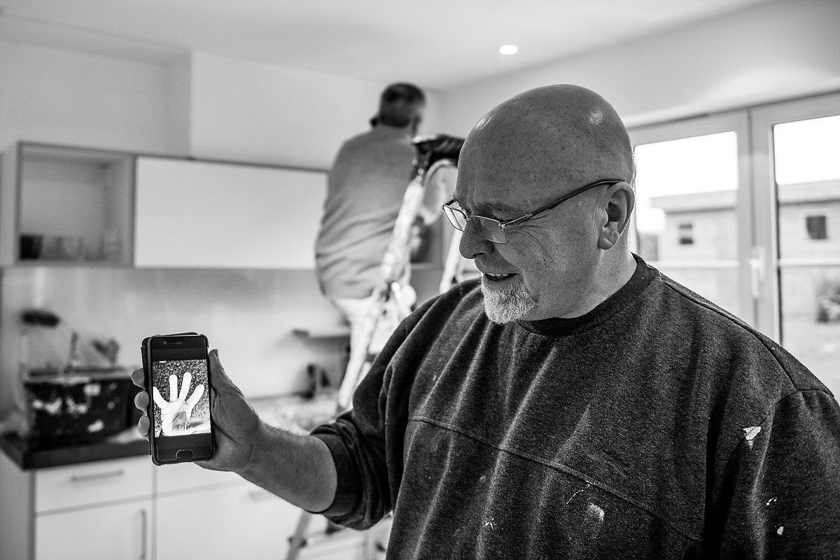 Christian Delhausse et ses "travaux" de peinture, Portrait d'entrepreneur, Christian Delhausse, Couleur Passion. Portrait noir et blanc, lumière naturelle. Aurore Delsoir Photographe d'entreprise