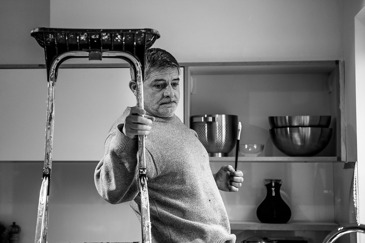 "Rarement sans Juan", Portrait d'entrepreneur, Christian Delhausse, Couleur Passion. Portrait noir et blanc, lumière naturelle. Aurore Delsoir Photographe d'entreprise