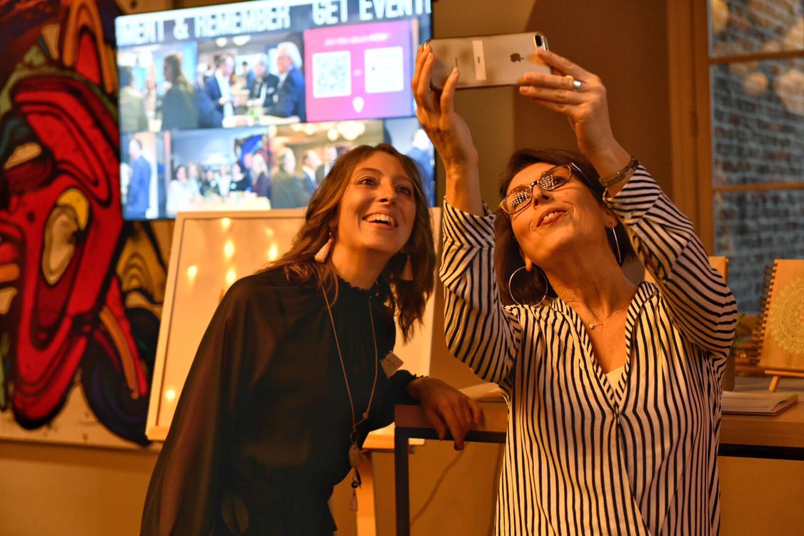 Happy Flow devant un écran Eventer à la Nuit des Entrepreneurs Inspirants Liège, par Aurore Delsoir Photographe d'entreprise
