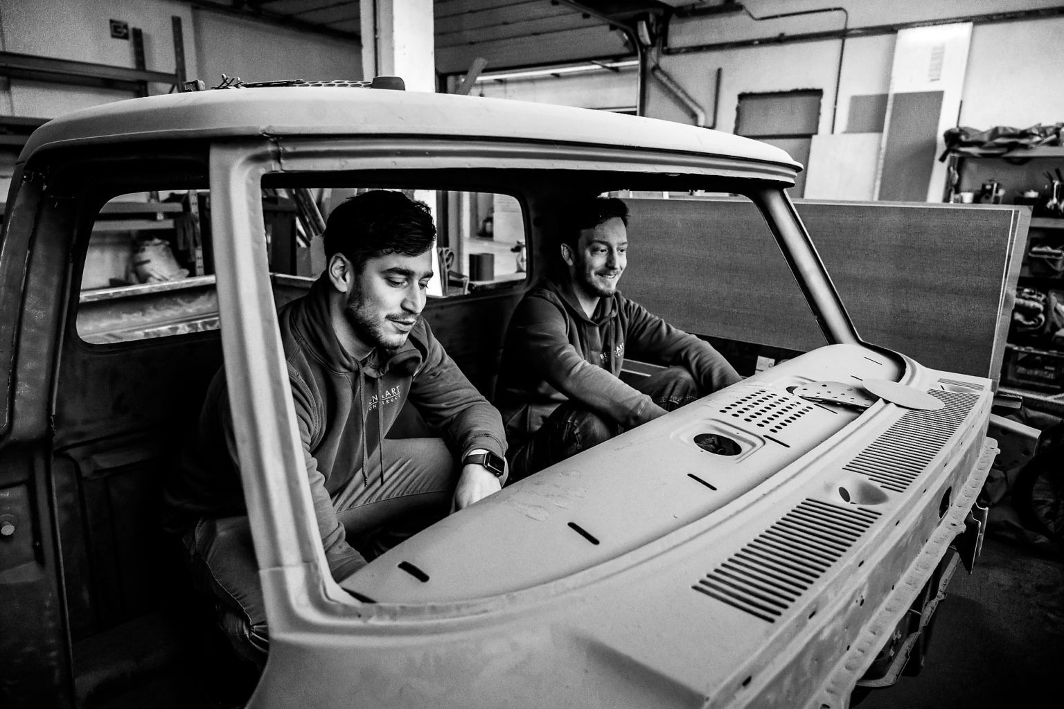 Benjamin et Bertrand dans une Classic Car américaine, Ben & Art Construction, Portrait d'entrepreneur, Aurore Delsoir photographe d'entreprise