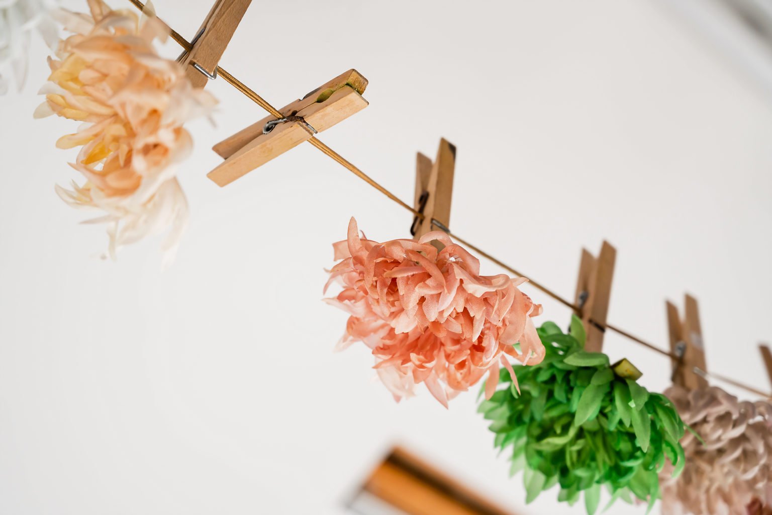 Des fleurs suspendues, Dorothée l'a fait, reportage par Aurore Delsoir photographe d'entreprise