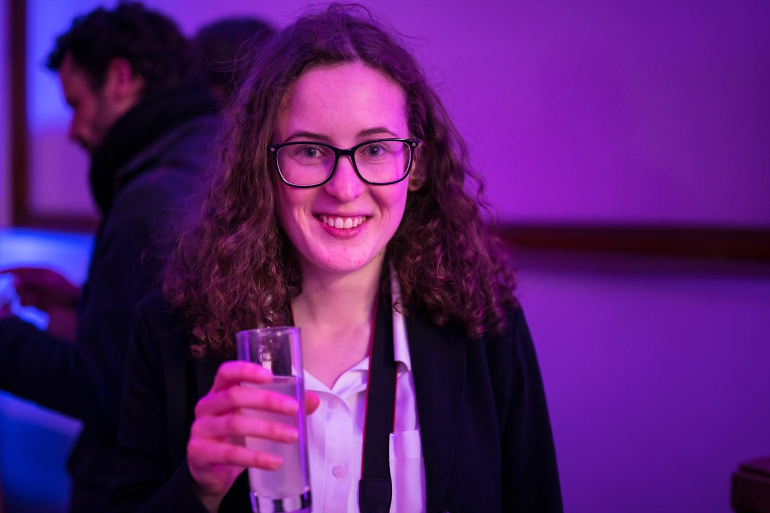 Coralie henderyckx, stagiaire en dernière année photographie à l'IATA,  lors de l'inauguration du FabLab de Charleroi, événement d'entreprise par Aurore Delsoir photographe d'entreprise à Bruxelles et en Wallonie