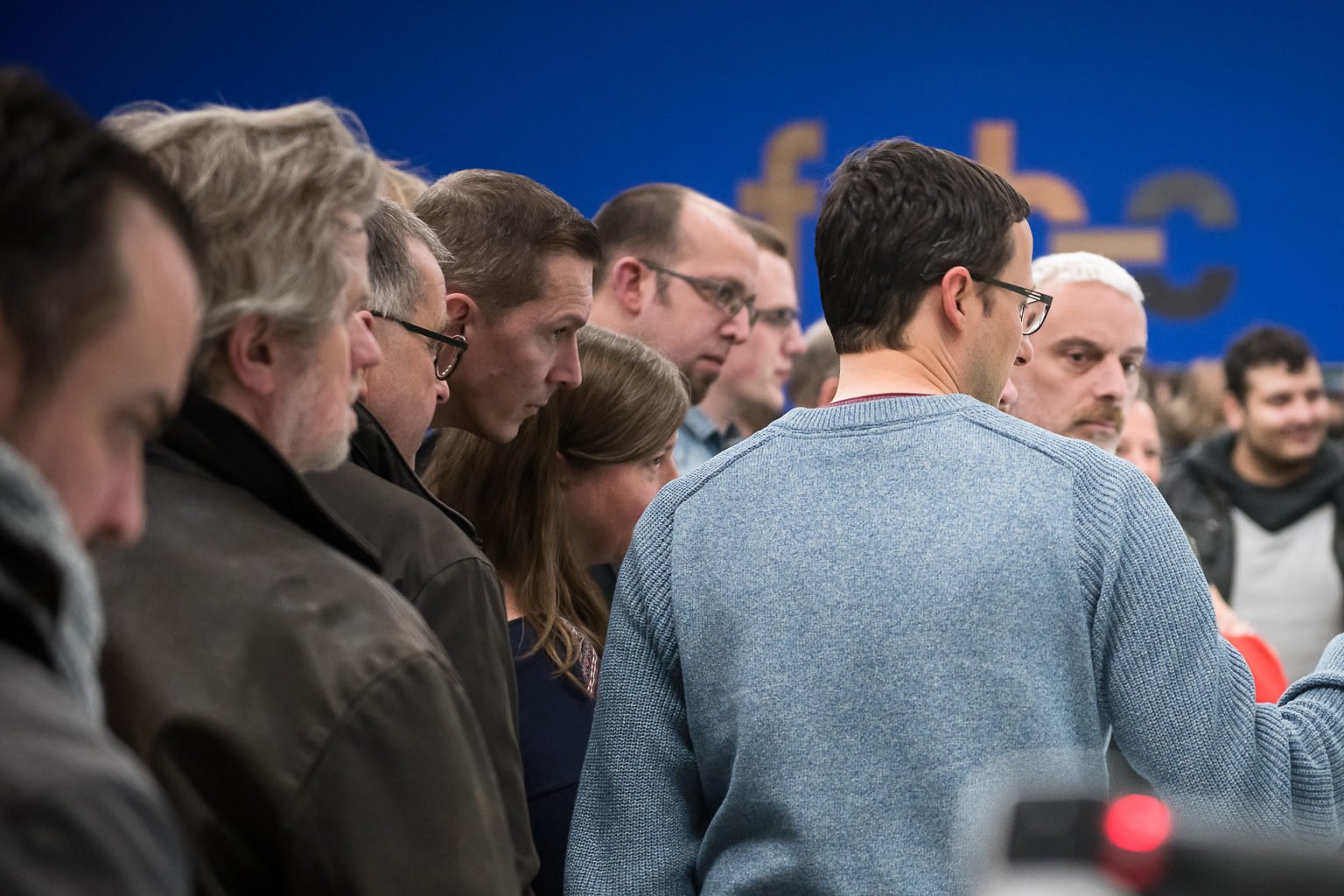 Démonstration et explication lors de l'inauguration du FabLab de Charleroi, événement d'entreprise par Aurore Delsoir photographe d'entreprise à Bruxelles et en Wallonie