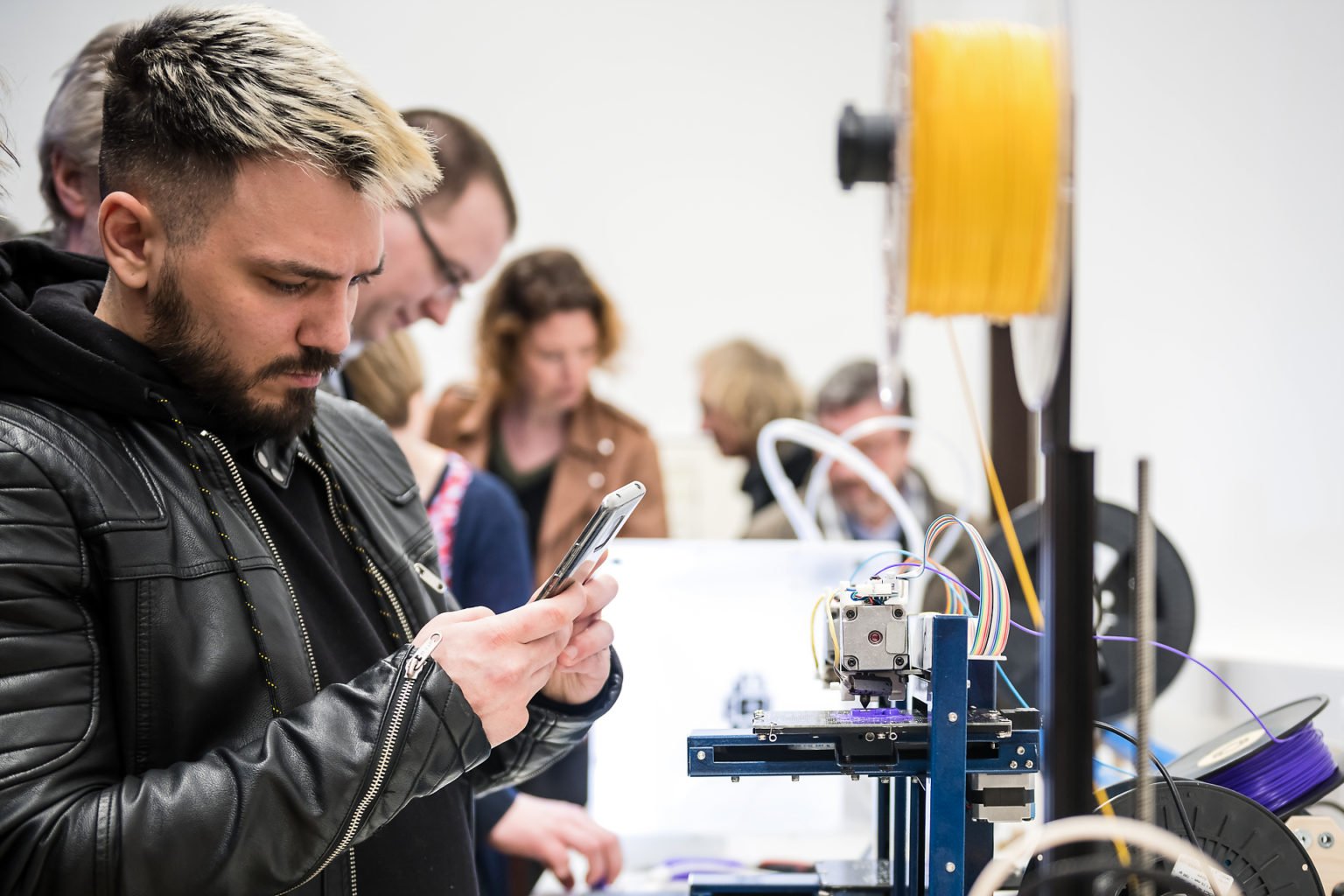 Imprimante 3D, Démonstration lors de l'inauguration du FabLab de Charleroi, événement d'entreprise par Aurore Delsoir photographe d'entreprise à Bruxelles et en Wallonie