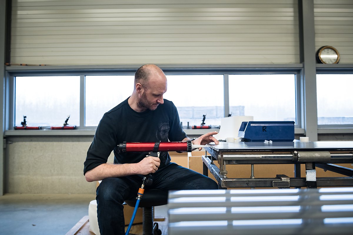 Etanchéité des volets de protection Roldeck, Usine de construction de piscines Starline, reportage d'entreprise, Aurore Delsoir Photographe d'entreprise. 