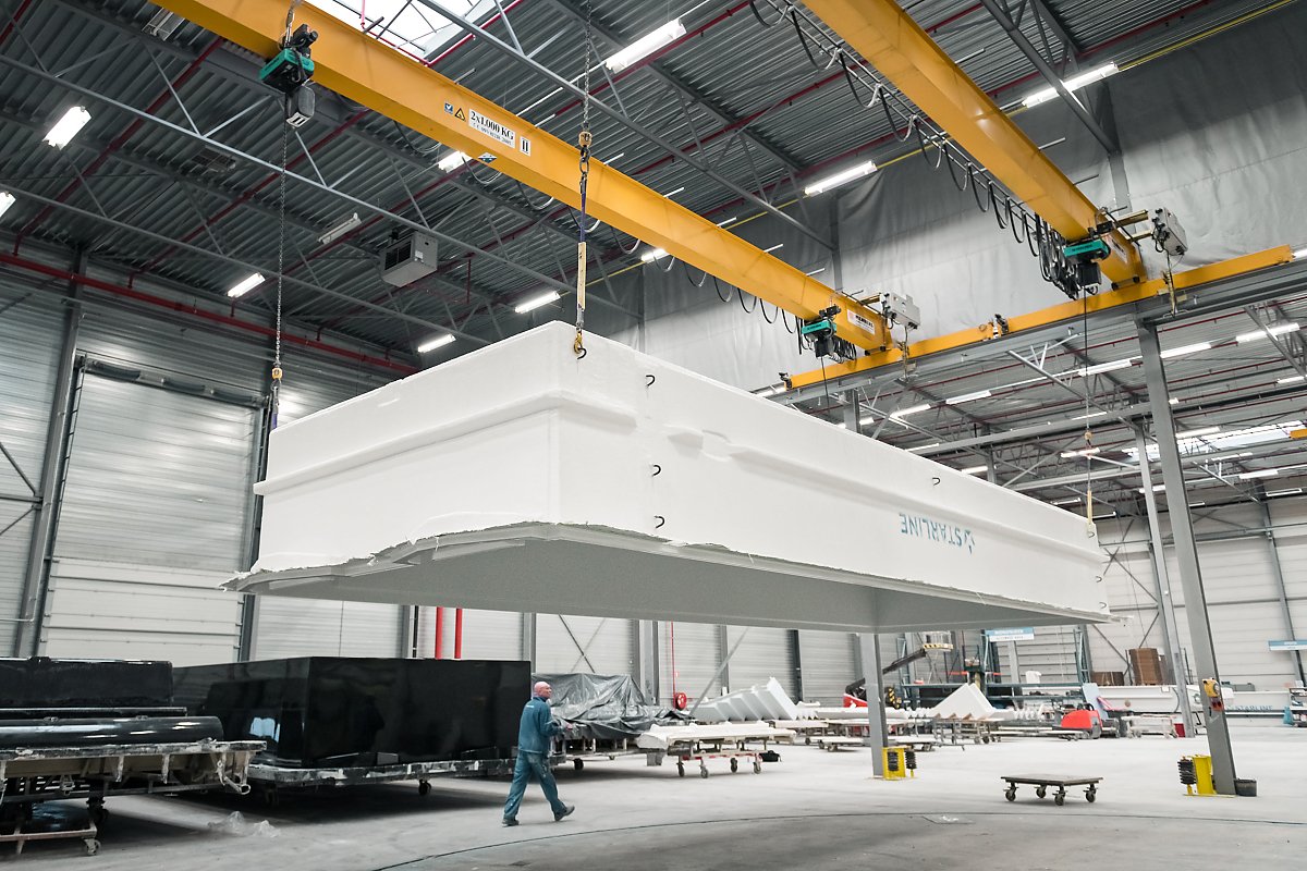 Préparation d'une piscine Monoblock pour la cuisson, Usine de construction de piscines Starline, reportage d'entreprise, Aurore Delsoir Photographe d'entreprise. 