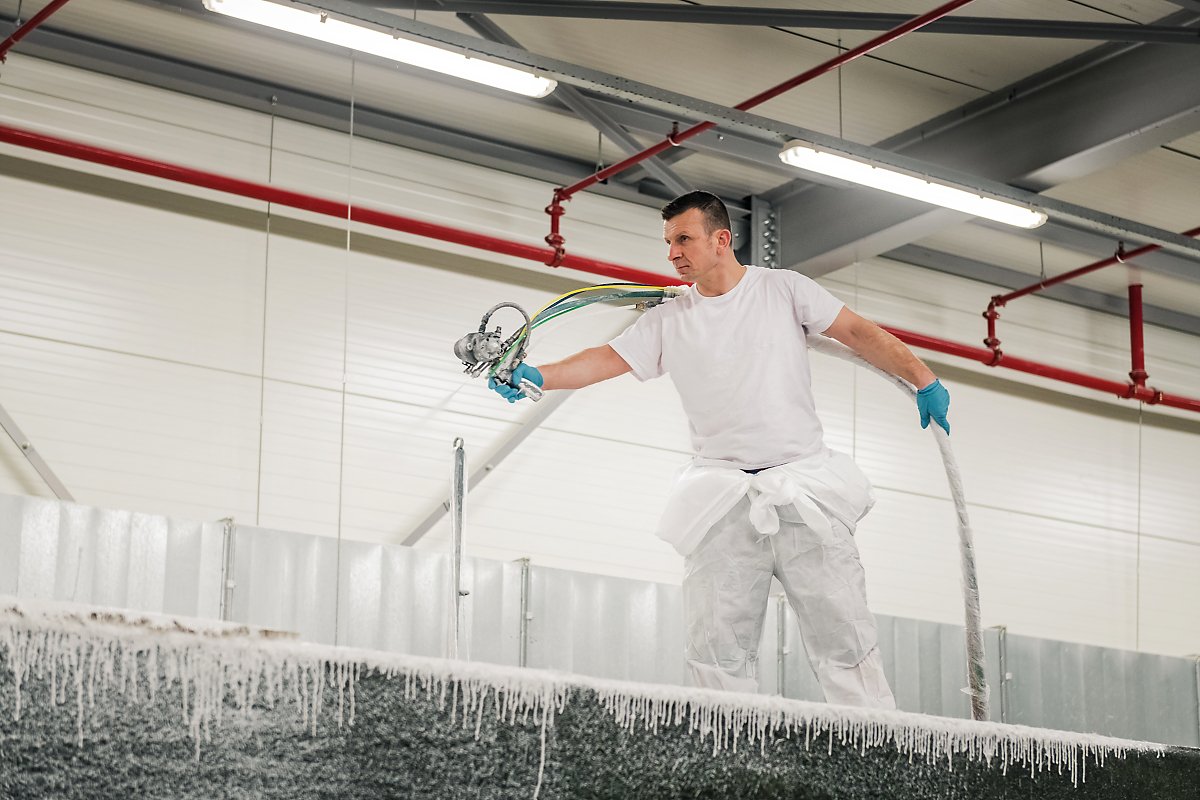 Projection de polyester sur le moule de la piscine Monoblock, Usine de construction de piscines Starline, reportage d'entreprise, Aurore Delsoir Photographe d'entreprise. 