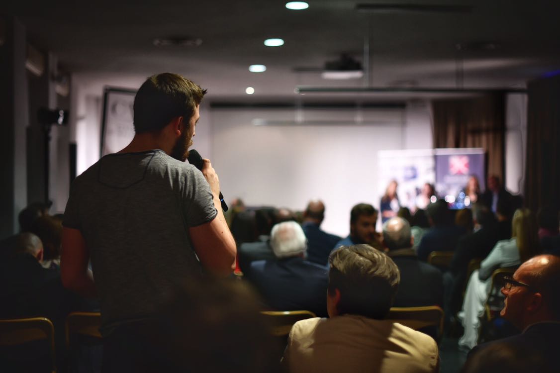 Question d'un participant, Nuit des Entrepreneurs Inspirants Liège, Aurore Delsoir photographe d'entreprise