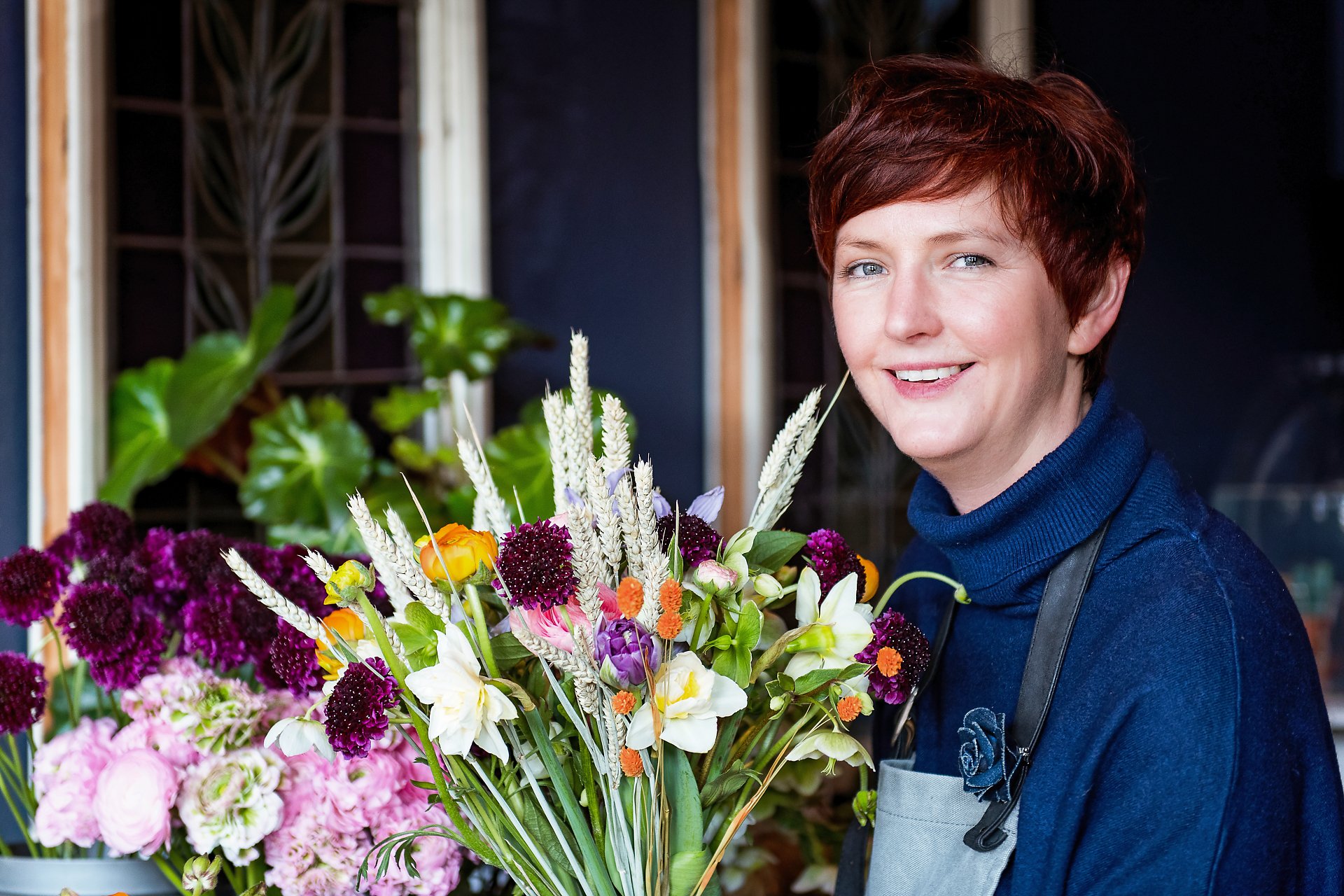 Mélanie Monnard au travail ; création d'un bouquet de printemps, Aurore Delsoir Photographe d'entreprise