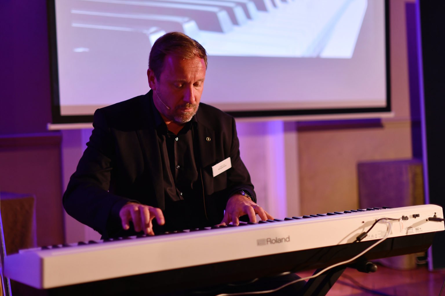 Cyril Jamelot de Morphoblue au piano pour expliquer l'essence du story telling, Nuit des Entrepreneurs inspirants, Namur, 26 mars 2019