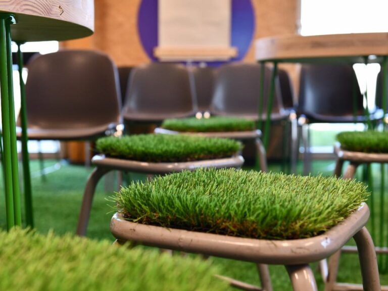 Tabourets verts Espace Co'Din_Inauguration_28-03-2019, Aurore Delsoir Photographe d'entreprise