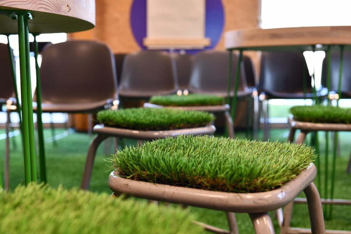 Espace Co’Din_Inauguration_28.03-2019 Tabourets verts Espace Co'Din_Inauguration_28-03-2019, Aurore Delsoir Photographe d'entreprise