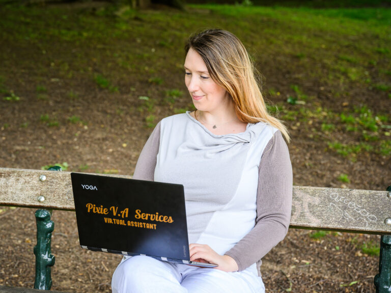 Portrait d'entrepreneur dans les bois, Jennifer Cleal, Assistante virtuielle, Pixie VA Services par Aurore Delsoir photographe d'entreprise