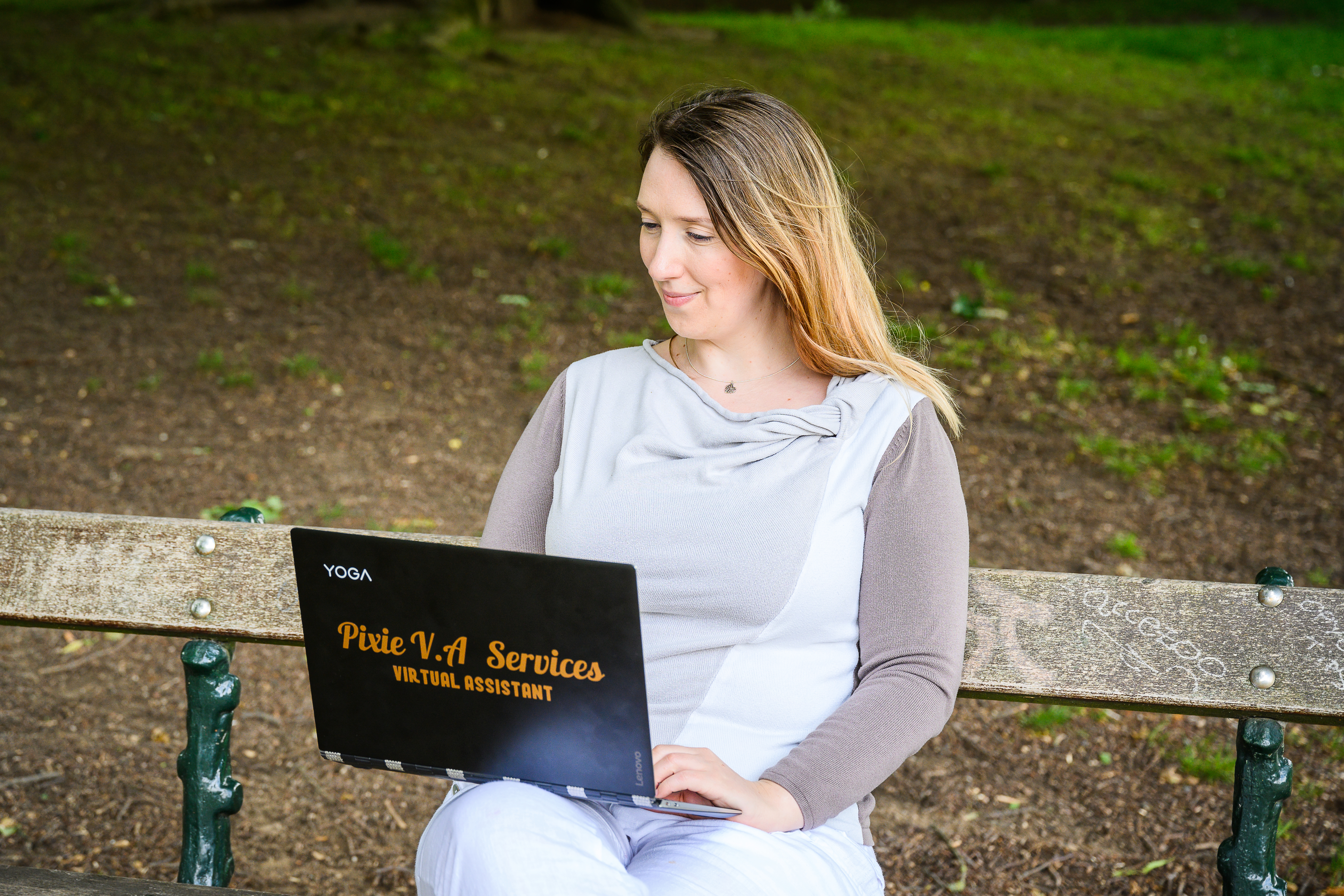 Portrait d'entrepreneur dans les bois, Jennifer Cleal, Assistante virtuielle, Pixie VA Services par Aurore Delsoir photographe d'entreprise