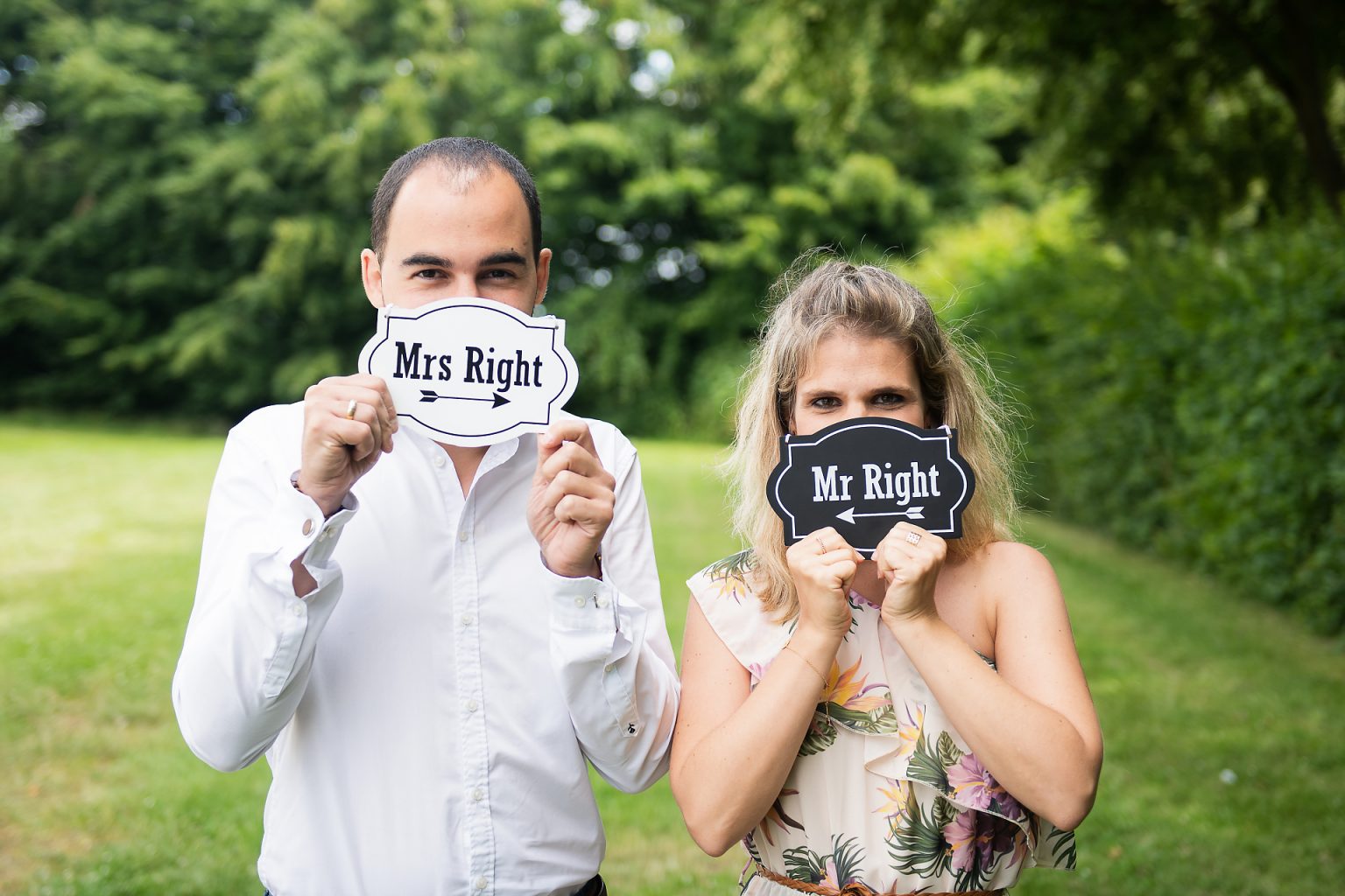Coralie et David, un mois avant leur mariage, avec des accessoires sympas. Séance d'enagagement et reportage photographique par Aurore Delsoir photographe