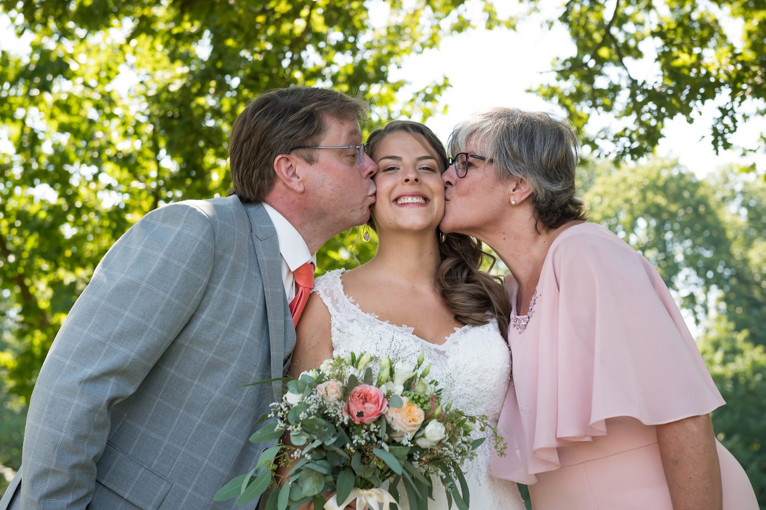 Photo de famille lors d'un mariage, Mariage de Jennifer et Benjamin, Aurore Delsoir photographe événementiel