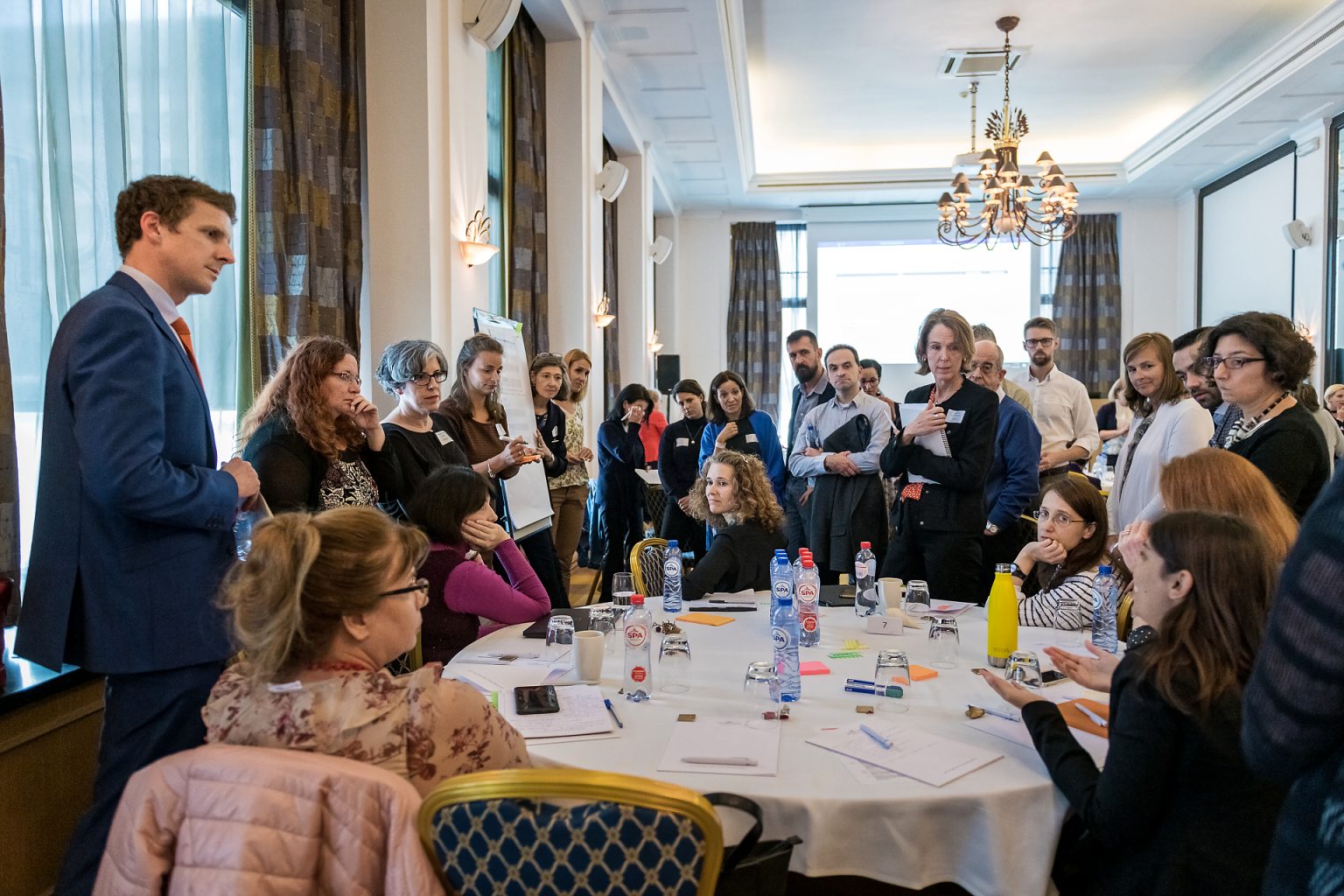 Discussion de groupe lors d'un atelier interactif du PEOF, lors du reportage de l'événement d'entreprise PEOF. Par Aurore Delsoir photographe événementiel