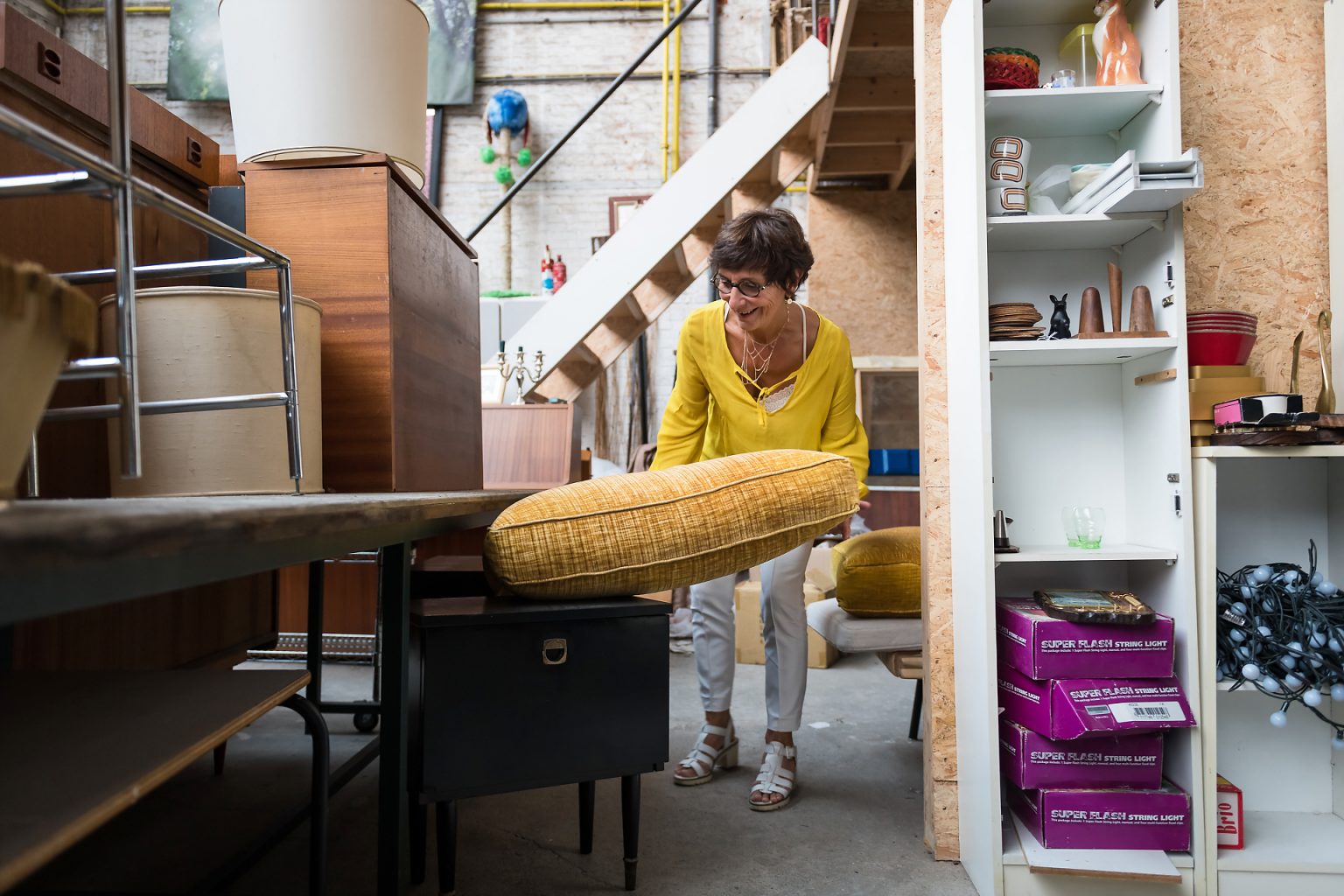 Choix de mobilier par Isabelle Dubois architecte d'intéreiru. Portrait en lumière naturelle par Aurore Delsoir photographe d'entreprise