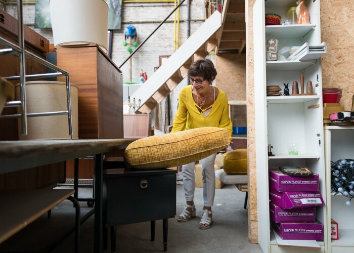 Choix de mobilier par Isabelle Dubois architecte d'intéreiru. Portrait en lumière naturelle par Aurore Delsoir photographe d'entreprise