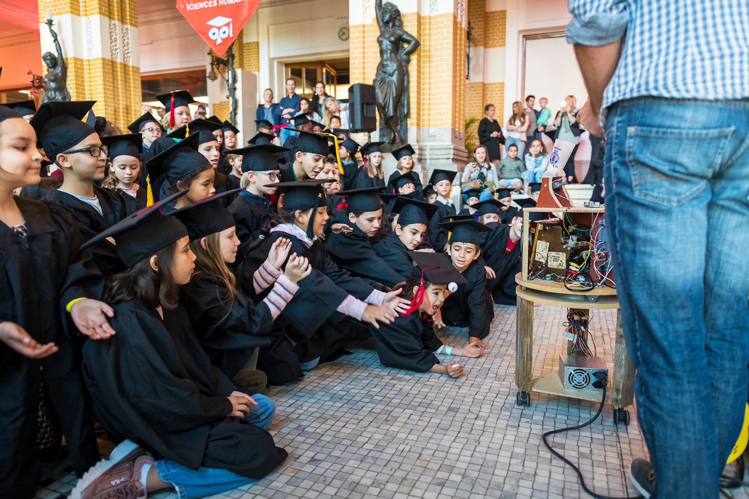 Université des Enfants de Charleroi ; démonstration d'un robot. Reportage photographique de l'événement par Aurore Delsoir photographe événementiel