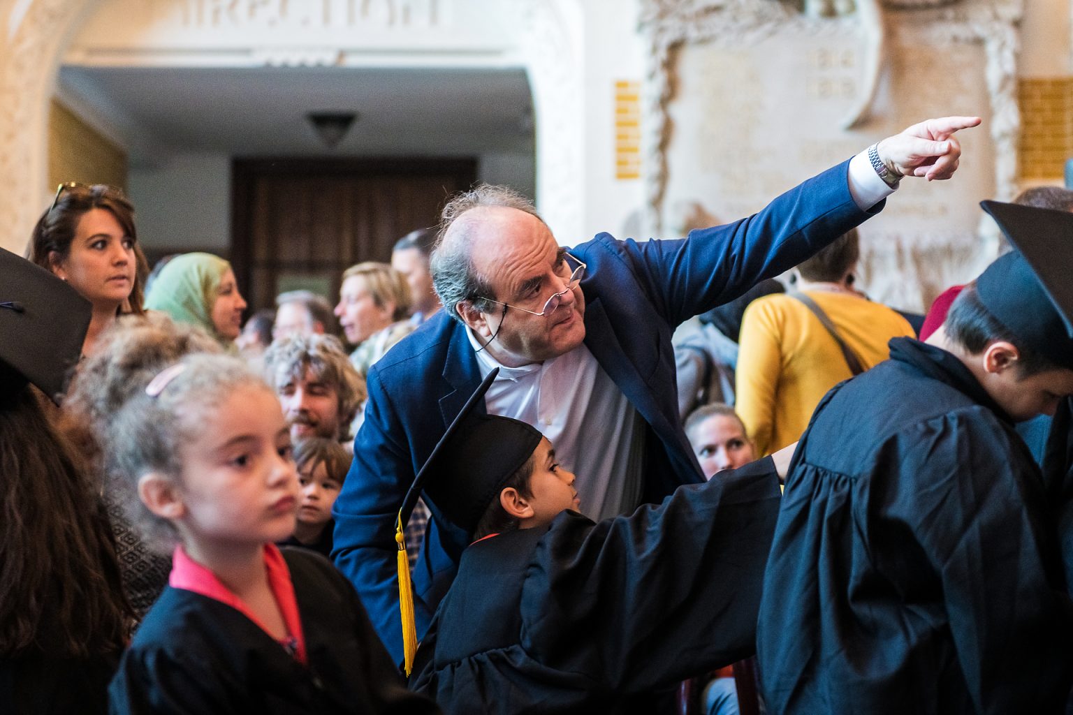 Université des Enfants de Charleroi : le recteur Yvon Englert et un "étudiant". Reportage photographique de l'événement par Aurore Delsoir photographe événementiel