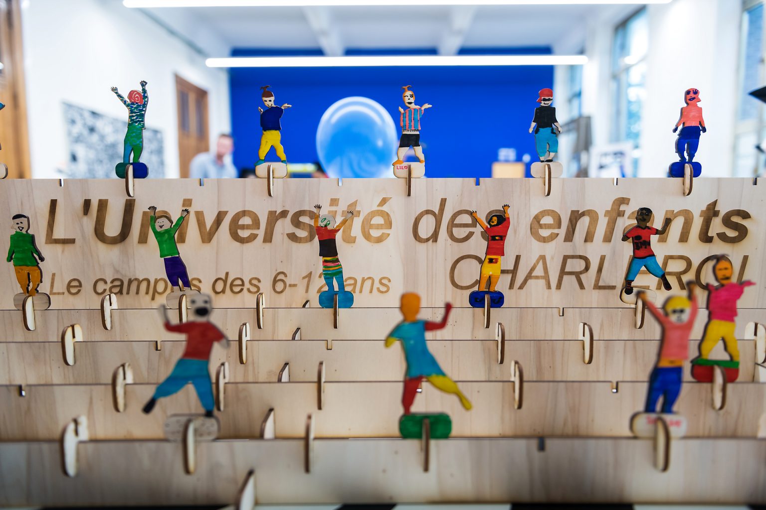 Panneau décoré par les enfants lors de l'ouverture de l'Université des Enfants de Charleroi. Reportage photographique de l'événement par Aurore Delsoir photographe événementiel