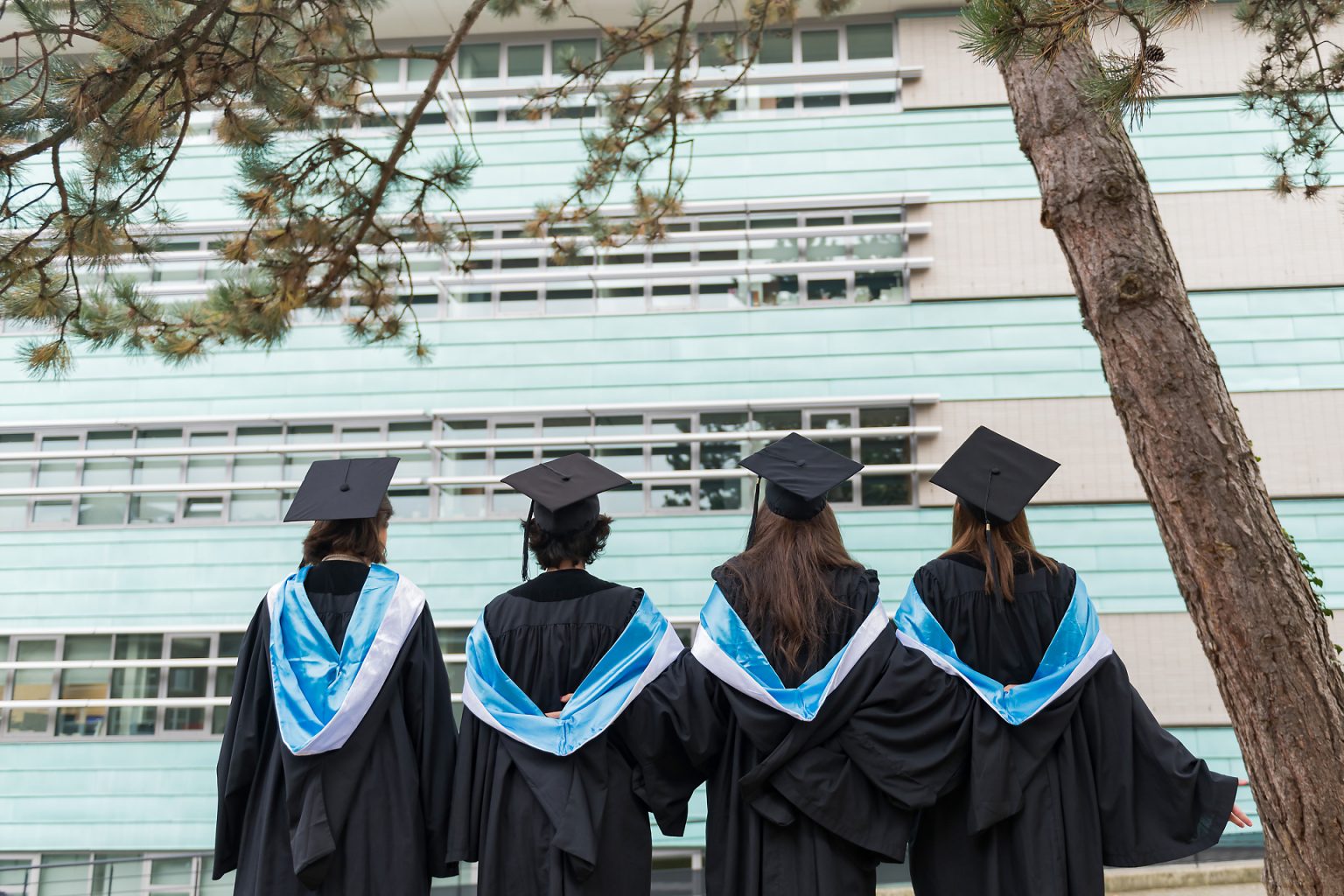 Préparatifs face au Ba^timent Solvay, Proclamation Promotion 2018-2019 PhiloSoc (ULB par Aurore Delsoir photographe événementiel