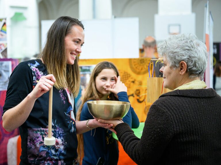Démonstration de bols tibétains au Salon Côté Bine-Etre, Abbaye de Floreffe, reportage événementiel par Aurore Delsoir photographe événementiel