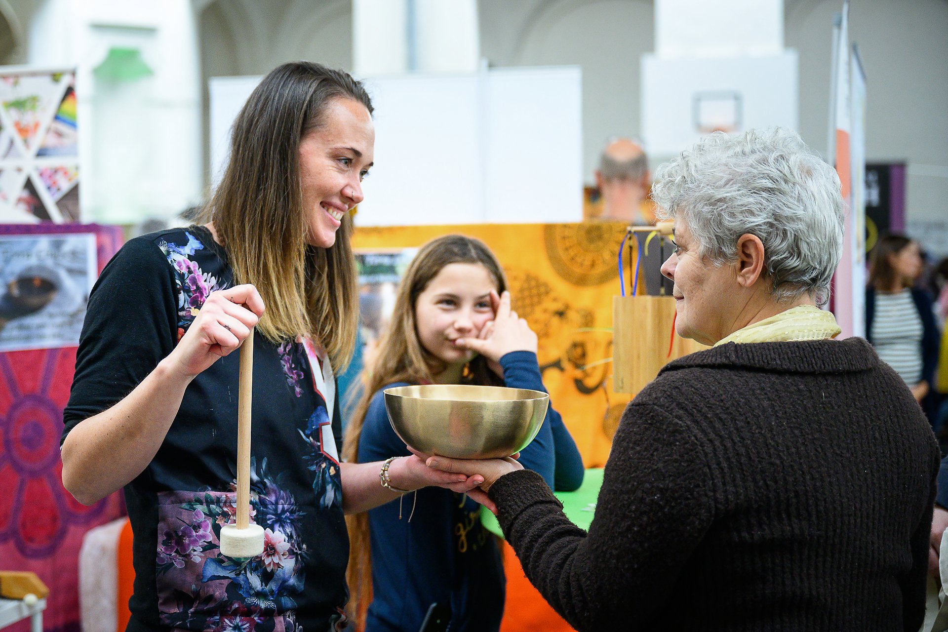 Démonstration de bols tibétains au Salon Côté Bine-Etre, Abbaye de Floreffe, reportage événementiel par Aurore Delsoir photographe événementiel