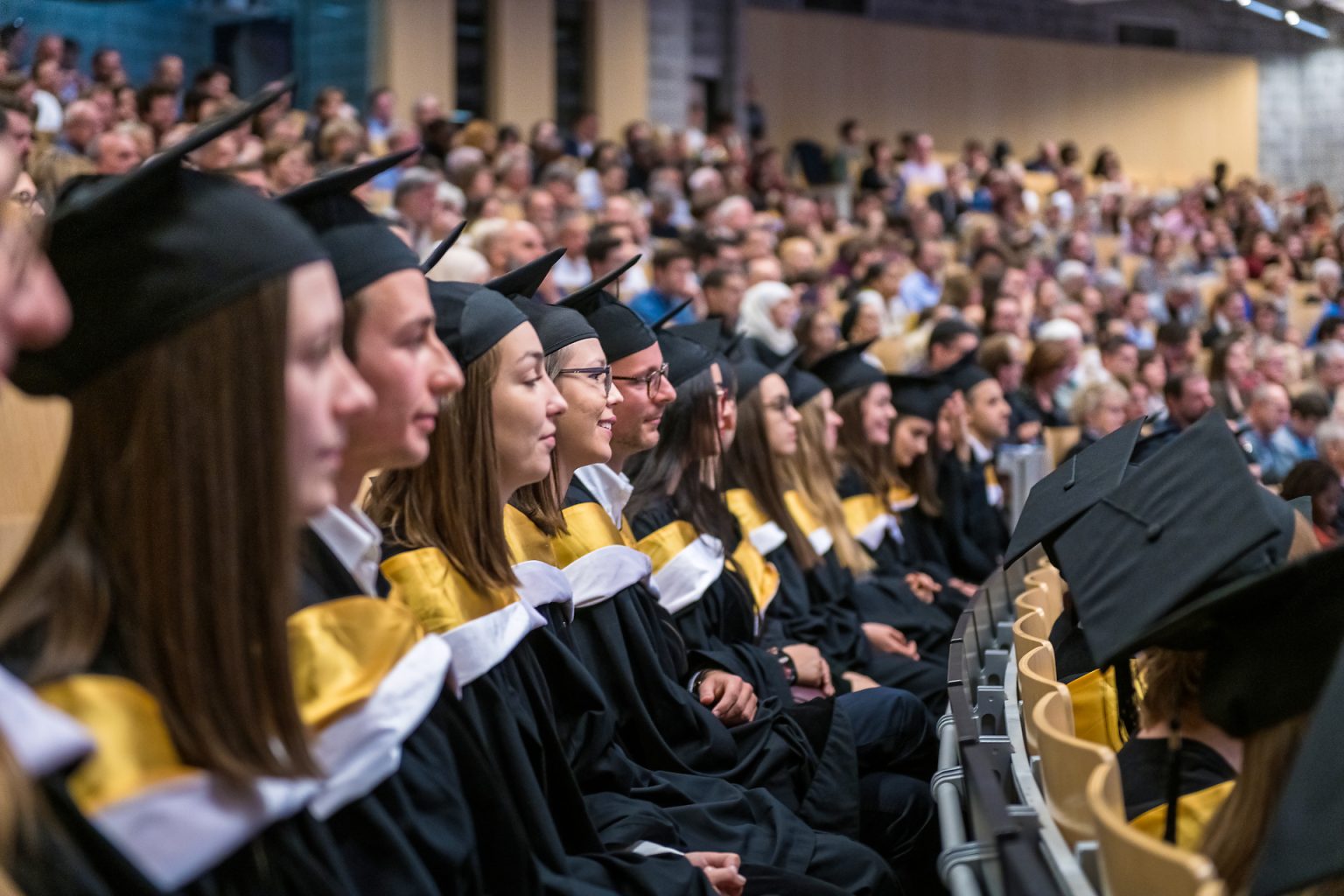 Vue sur les étudiants, Proclamation de la promotion des Facultés de Lettres, traduction et Communication 2018-2019 (ULB), par Aurore Delsoir Photographe corporate